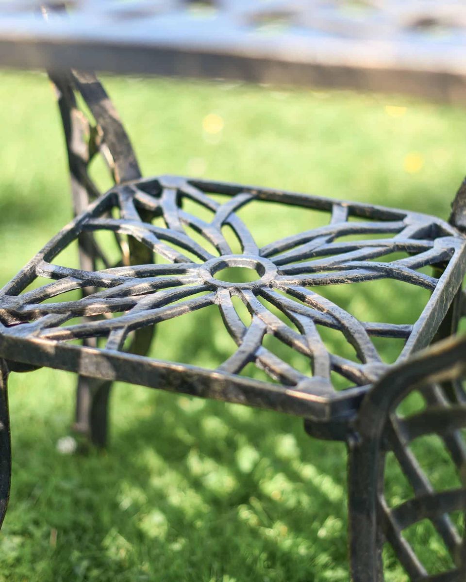 Close-Up of Footrest & Parasol Entrance