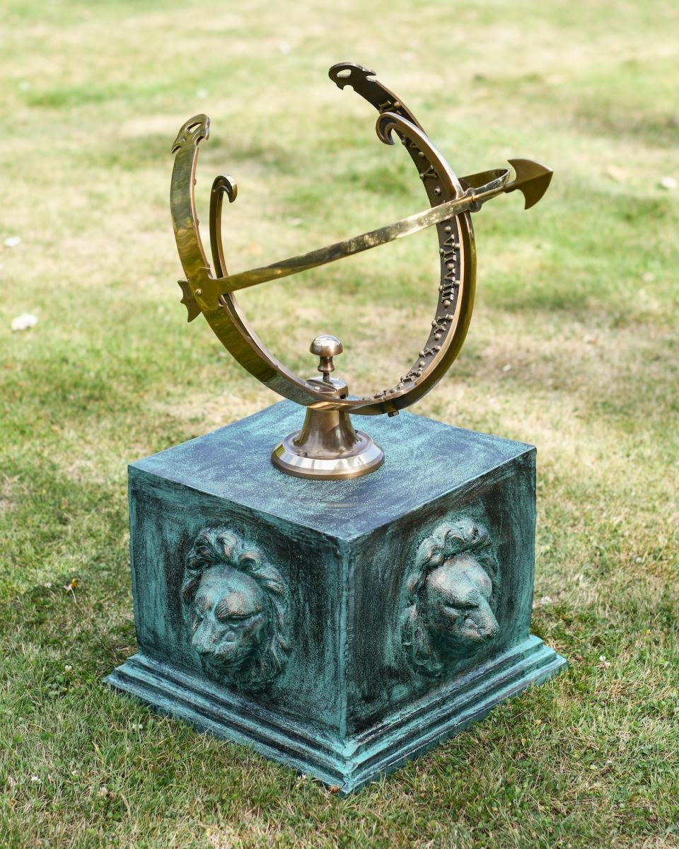 Close up of top of garden plinth