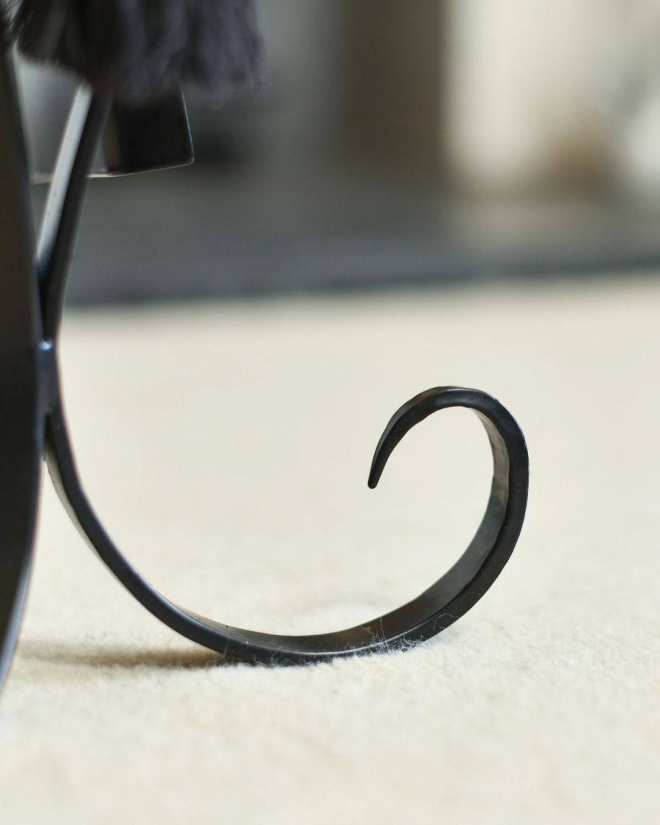 Close-Up of Pointed Curve on Freestanding Base