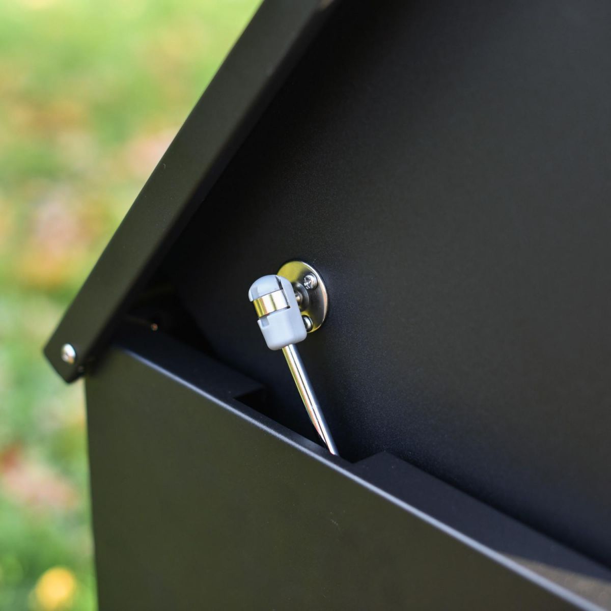 Close-Up of Mechanism on Opening Lid