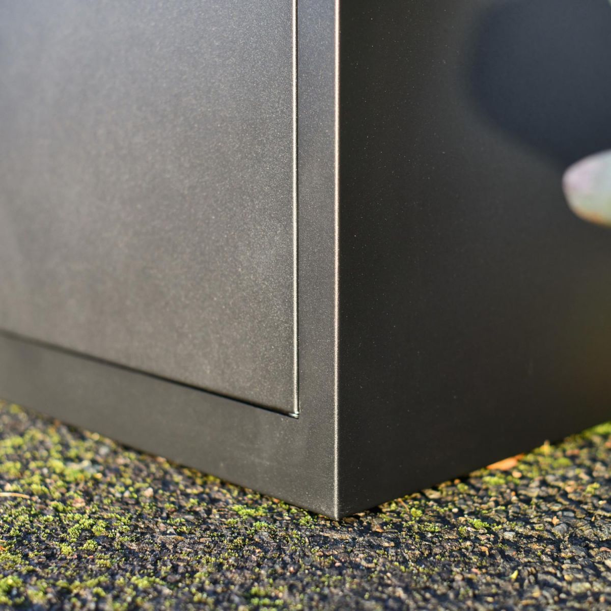 Close-Up of Design on Deluxe Black Bexley Free Standing Parcel Box