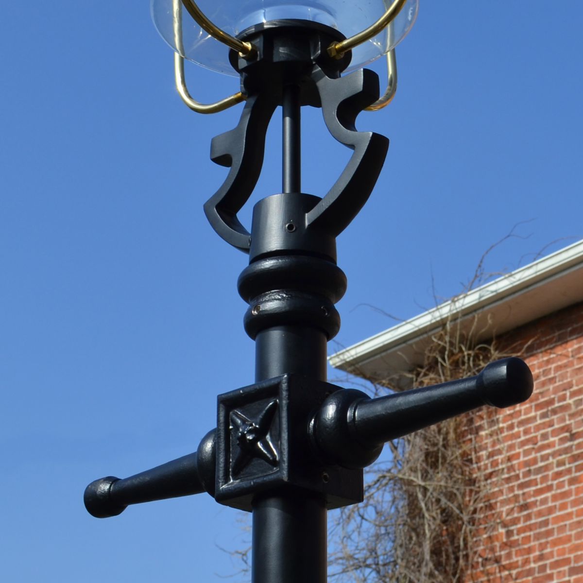 Detailed image of large Belgravia Lamp post set ladder bars & frog collar