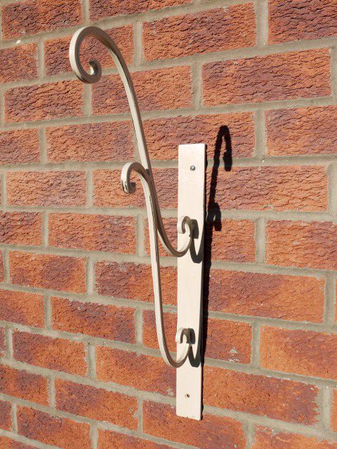 "Turenne" Hanging Basket Bracket in a Rustic Cream