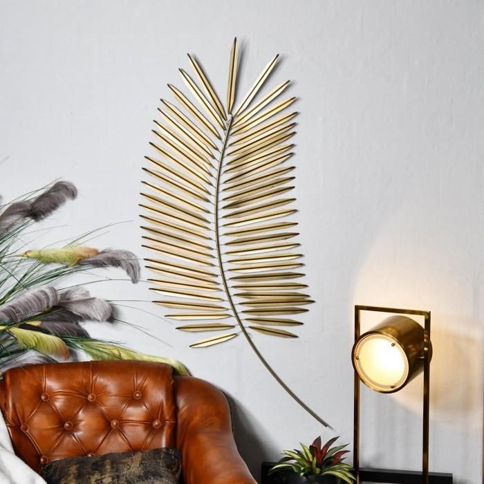 Geometric Steel Pineapple Wall Art in Use inside the House Close-up of the Gold Leaves on the Wall Art 