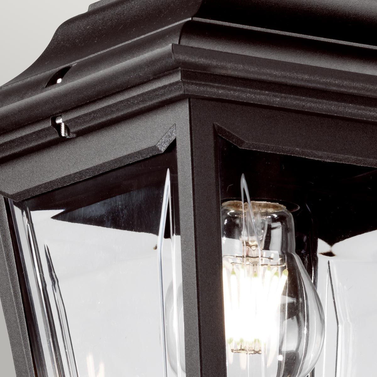 "Hill-Top" Single Bulb Traditional Hanging Chain Lantern in Midnight Black