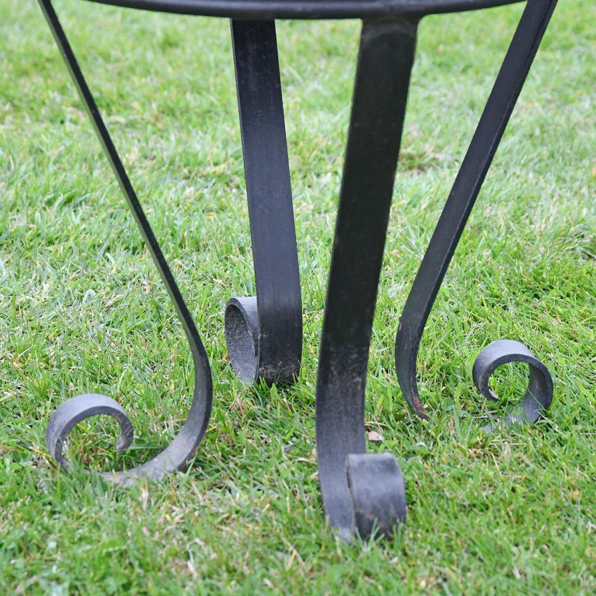 Close-up of the Feet on the Kadai Bowl