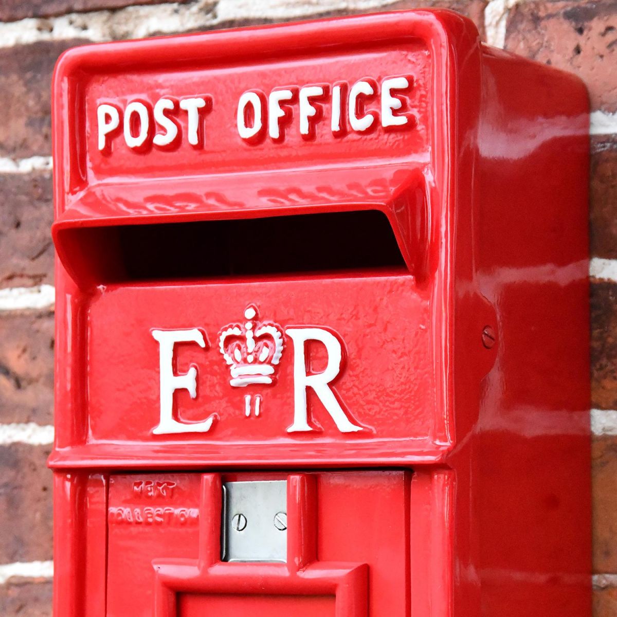 Close up of Red Elizabeth Regina Slim Post Box 