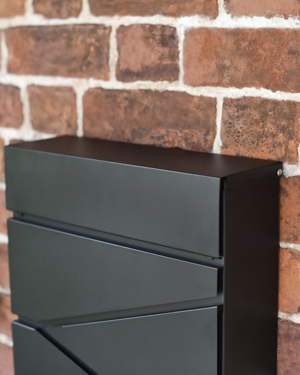Details On The leading Edge Post Box