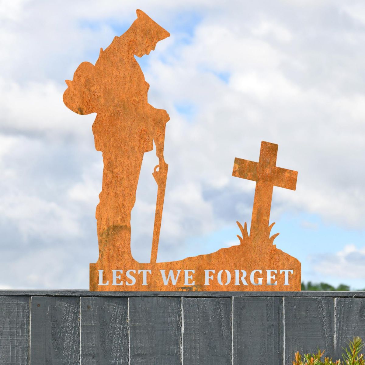 Rustic Memorial Fence Topper with WW2 Soldier "Lest We Forget" MotifRustic Memorial Fence Topper with WW2 Soldier "Lest We Forget" Topper