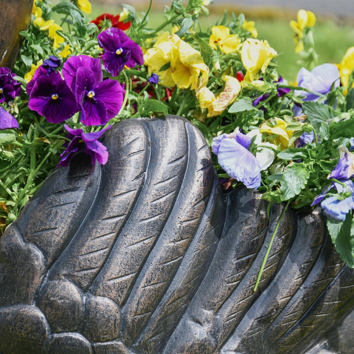 Close up of Feathering on Swan Planter 