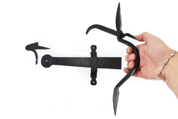 Spear wrought iron thumb gate
