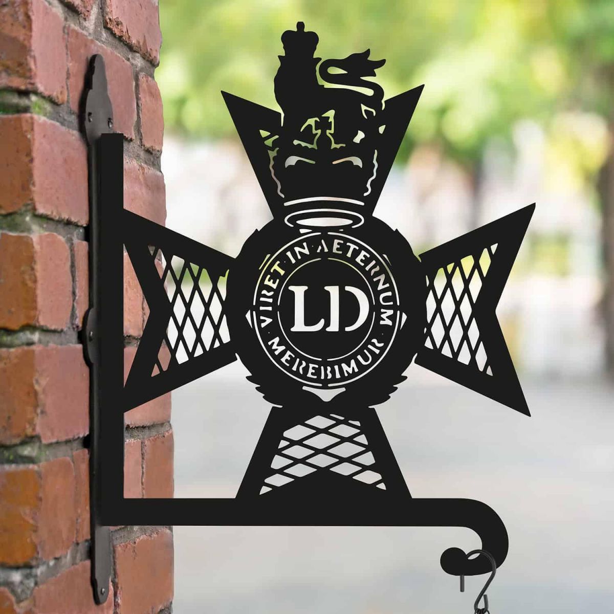 Steel Hanging Basket Bracket with Light Dragoons Regiment Design