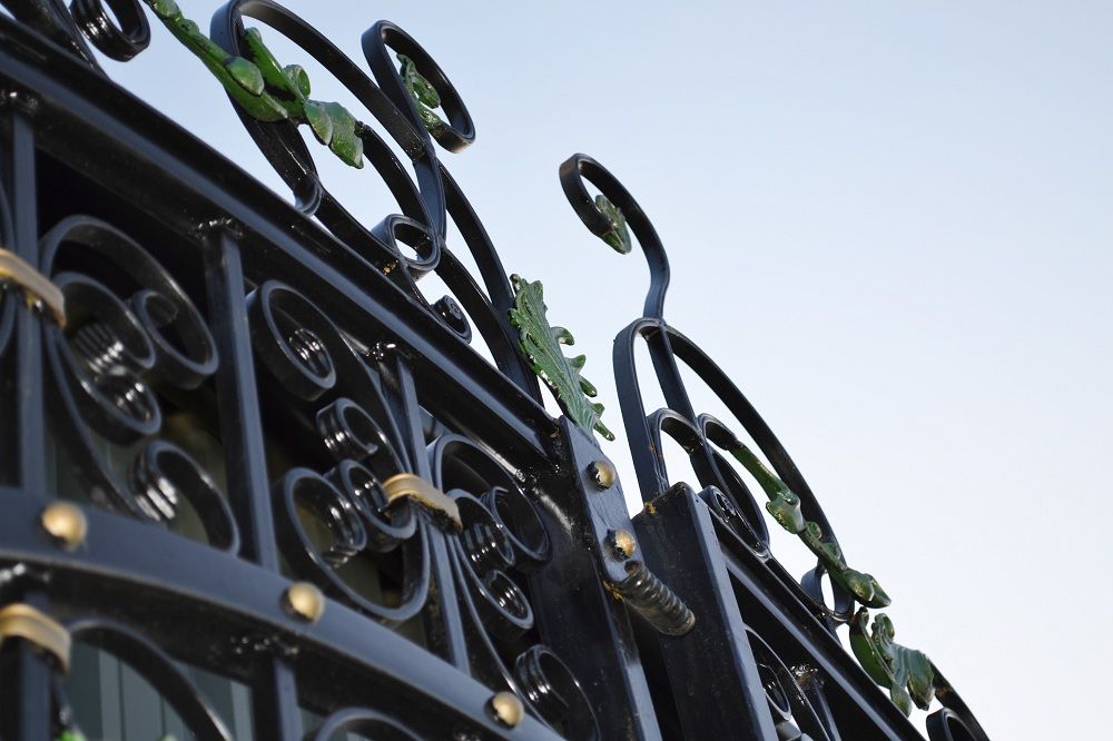 “Hesbrook Grange” Wrought Iron Driveway Gates 
