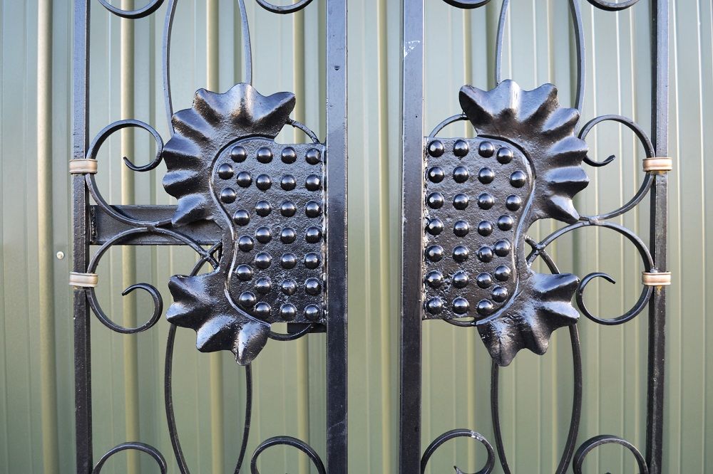 “Hesbrook Grange” Wrought Iron Driveway Gates 