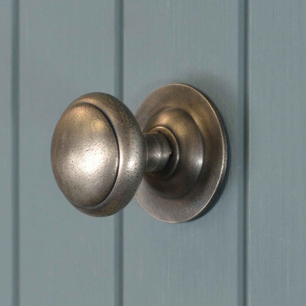 Side profile of Antique Pewter Smooth Door Handle