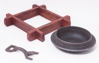 “Marnbury” Cast Iron Round Sizzler With Wooden Rest 