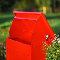 Close-Up of Opening Lid