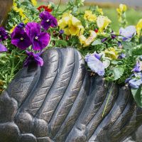 Close up of Feathering on Swan Planter 