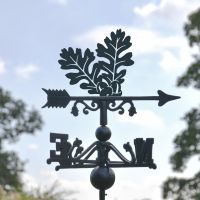 Close-Up of Oak Leaves Topper