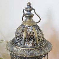 Close-Up of the Lantern Lid