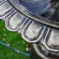 Close up of scalloped edging 