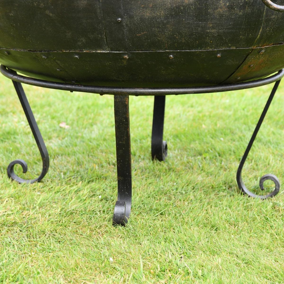 Close up of scroll legs 