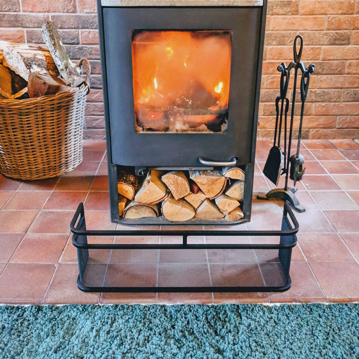 Fireplace fender in front of log burner
