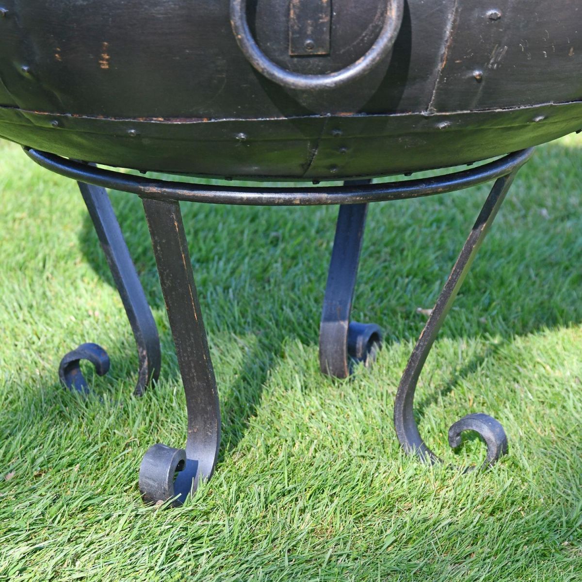 Kadai Bowl with scroll feet stand 
