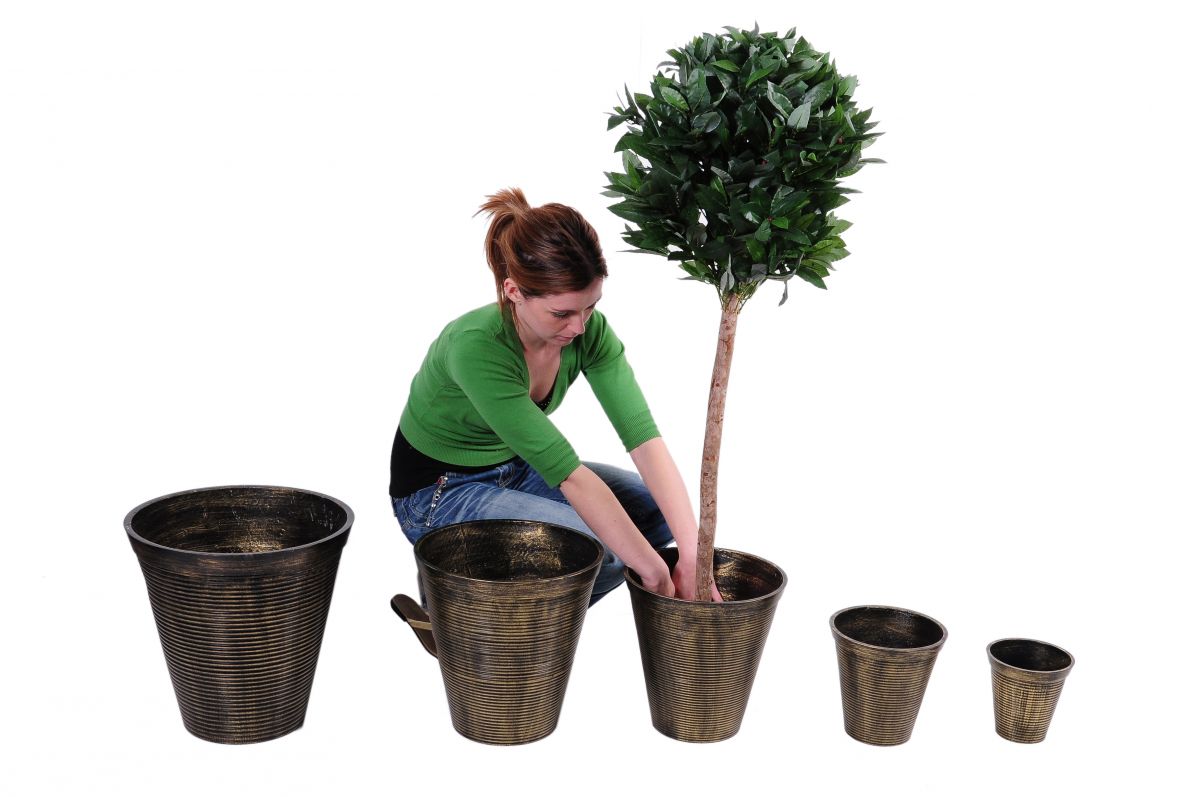 “New Moon Lodge” contemporary aluminium planters finished in “midnight sun” colour wash “New Moon Lodge” contemporary aluminium planters finished in “midnight sun” colour wash