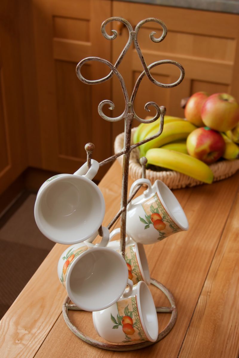 “Lucy Lane” Rustic iron mug tree