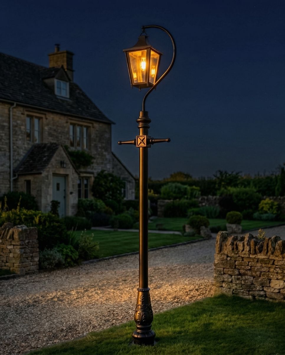 "Lincoln" Swan Neck & Lamp Post 2.46m - Black digital illustration at night