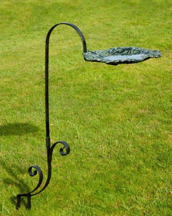 "New Forest" Leaf Design Bird Bath Feeder in Situ