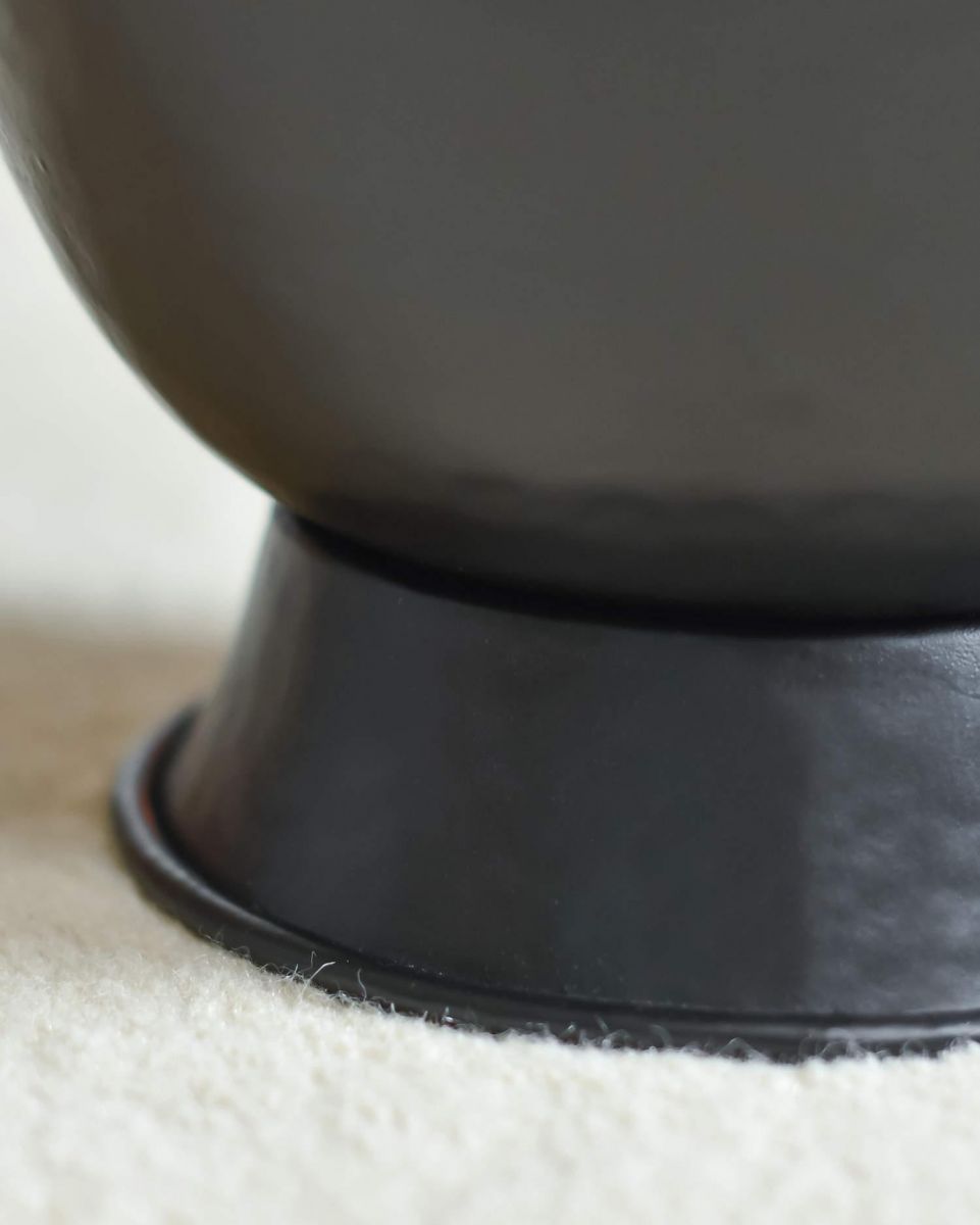 Close-Up of Midnight Black Finish