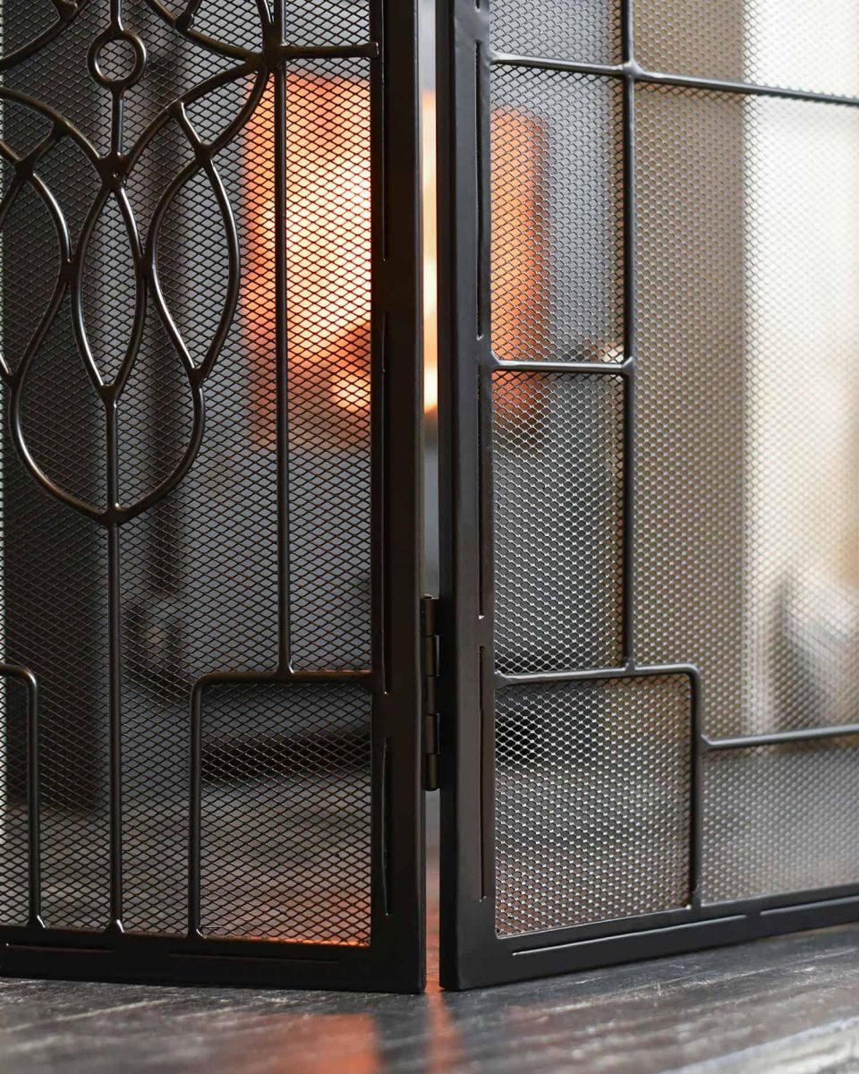 Close-Up of Black Finish on “Aldermore House” Arched Fire Guard