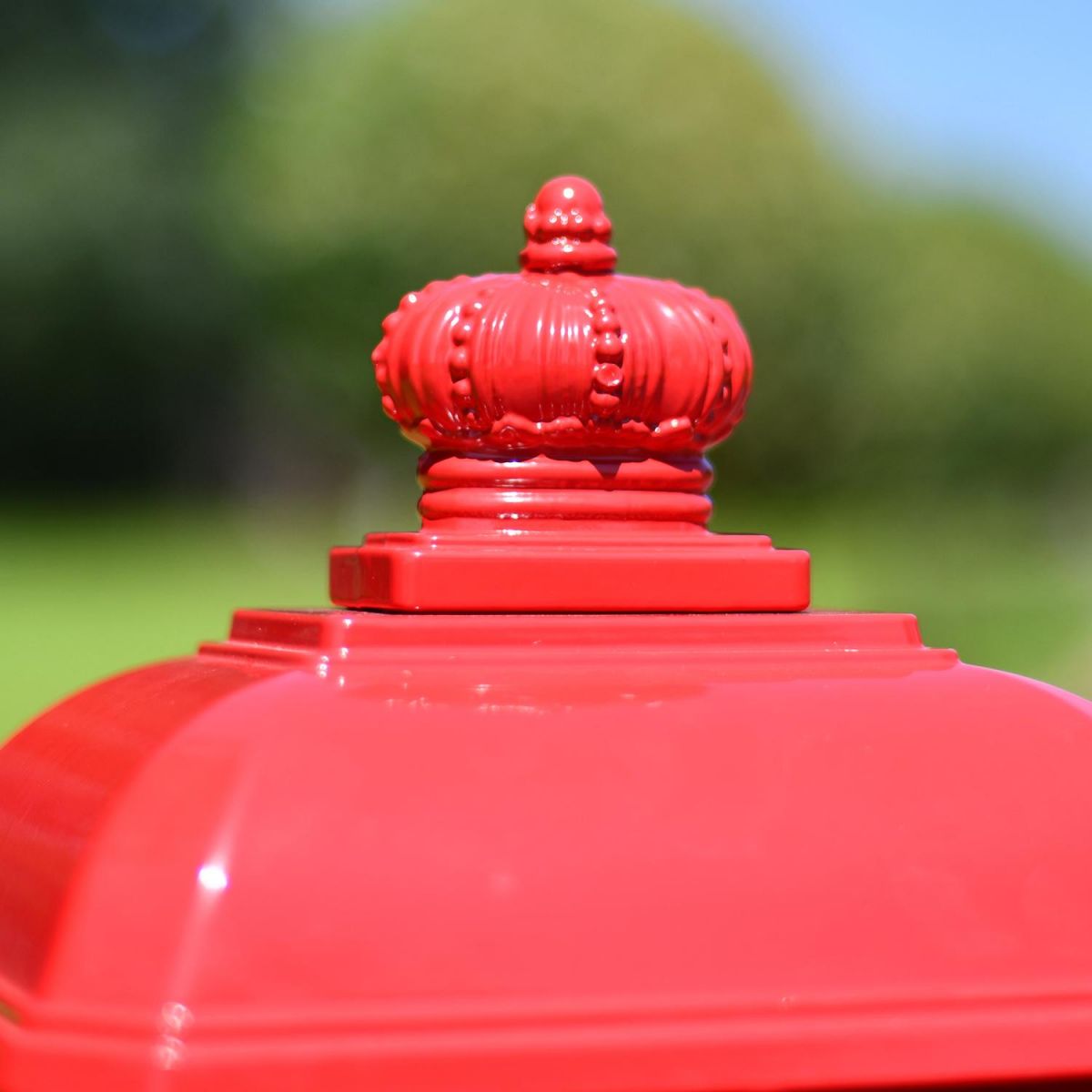 Ornate Finial on the Top of the “Cherrywood Blush” Deluxe Red Camden Free Standing Post Box Ornate Finial on the Top of the “Cherrywood Blush” Deluxe Red Camden Free Standing Post Box
