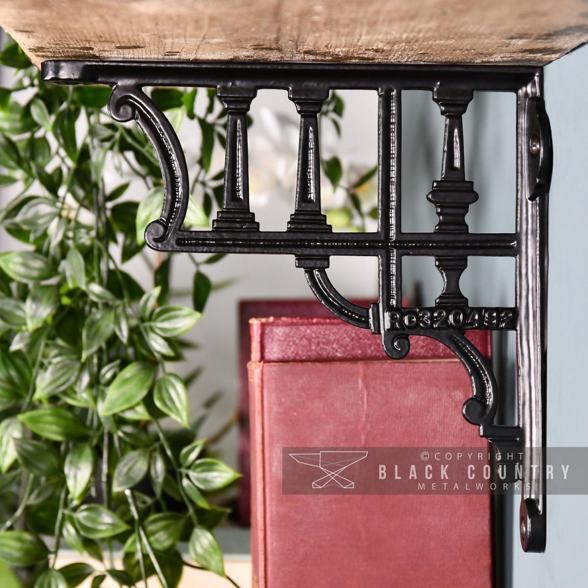 Side View of the Black "Edessa" Shelf Bracket