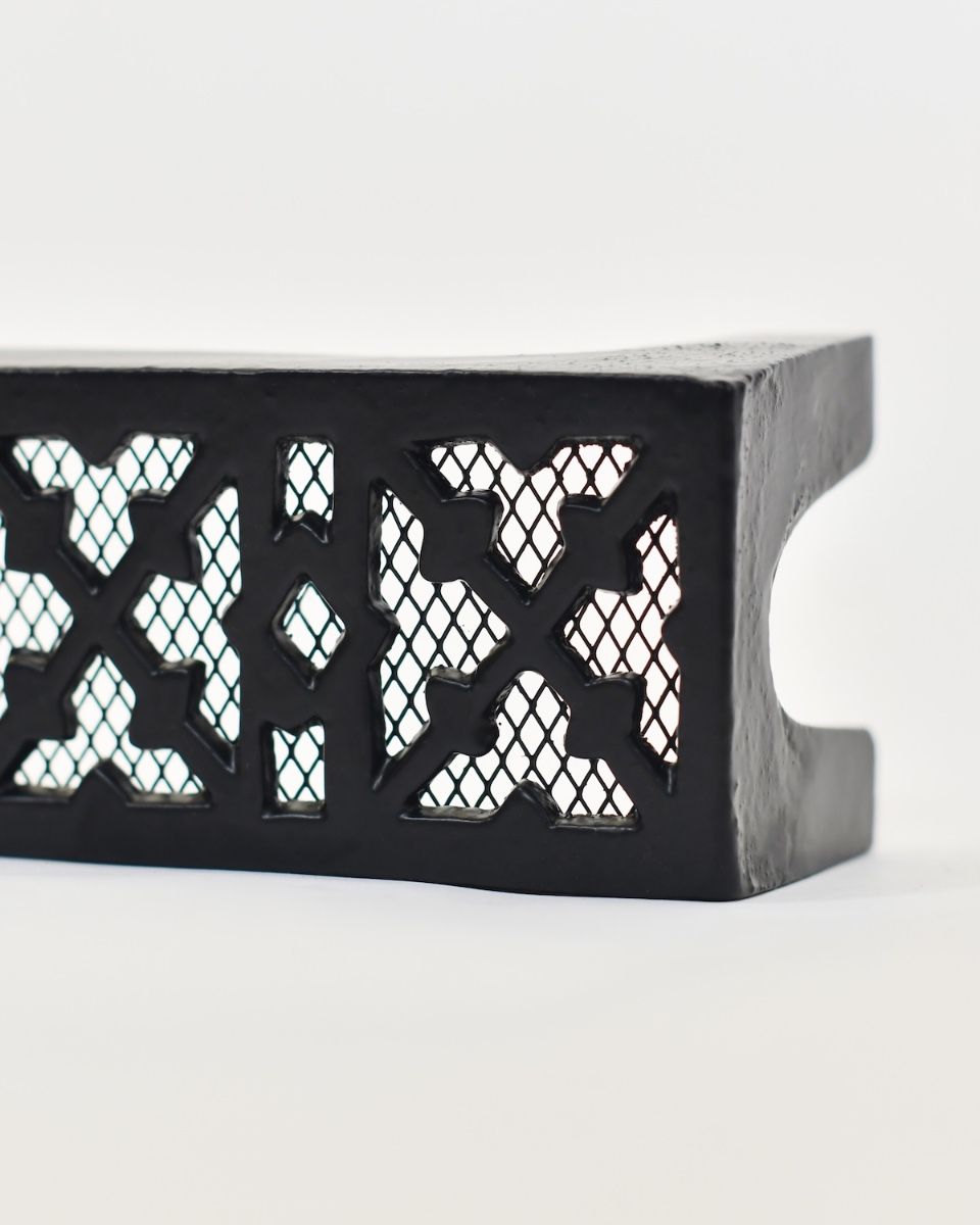 ‘Garrison’ Cast Iron Air Brick 9"x3" close up of edge and intergrated mesh