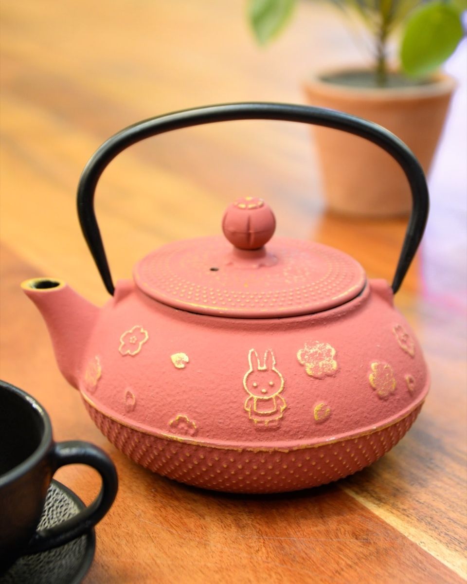 "Haru" Cast Iron Japanese Style Teapot in Rose and Gold