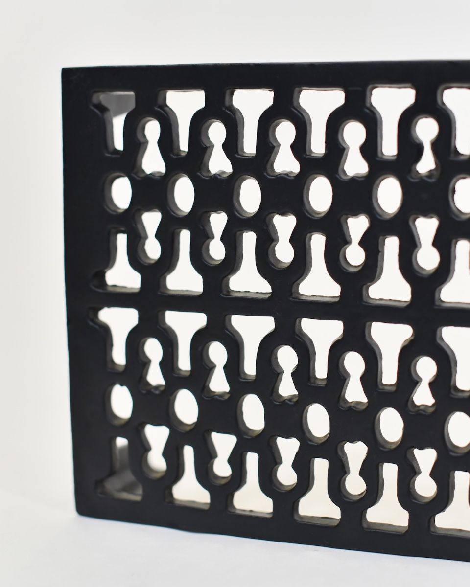 "Keyhole" Cast Iron Air Brick 9"x6" close up of left side highlighting interlocking keyhole pattern