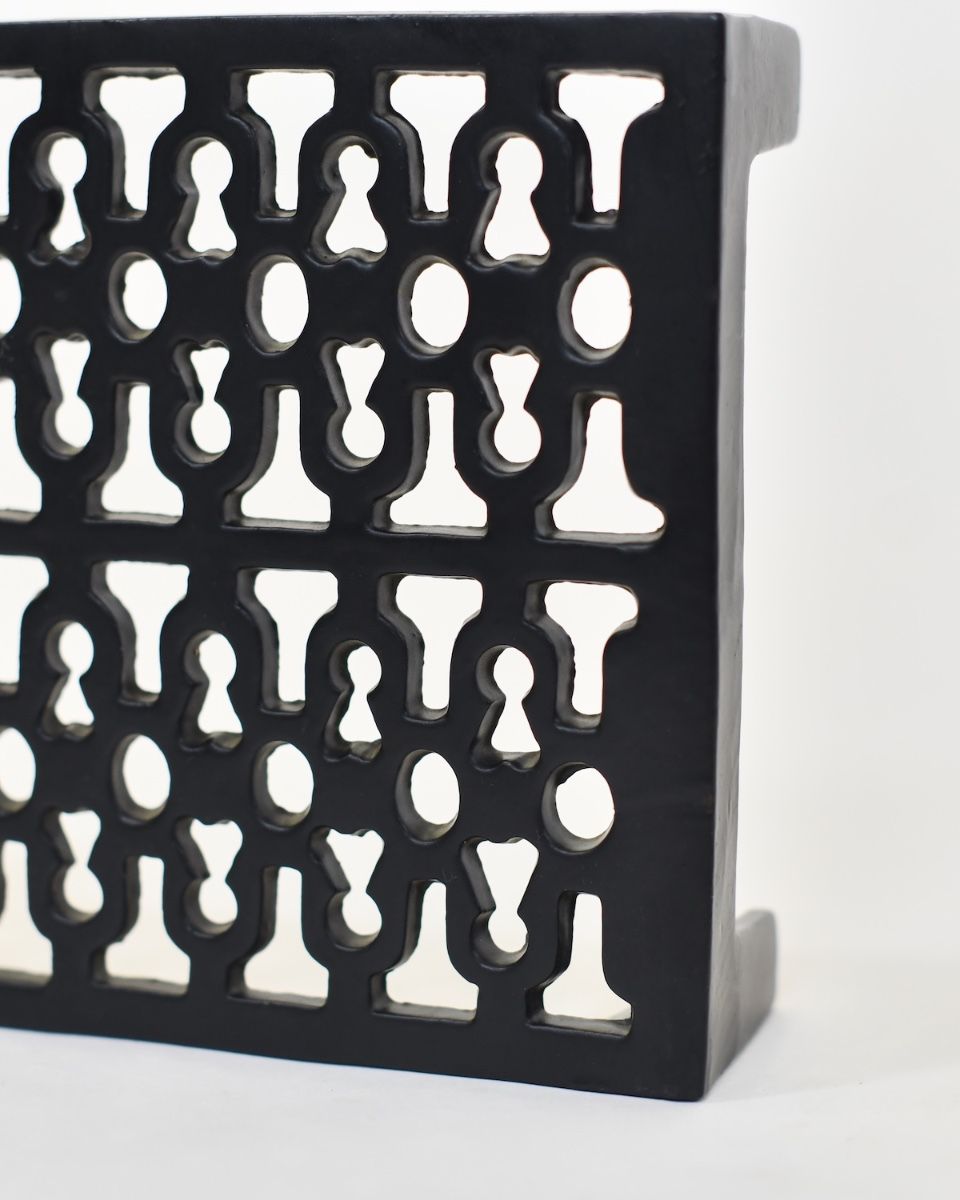 "Keyhole" Cast Iron Air Brick 9"x6" close up of right side highlighting keyhole detailing pattern