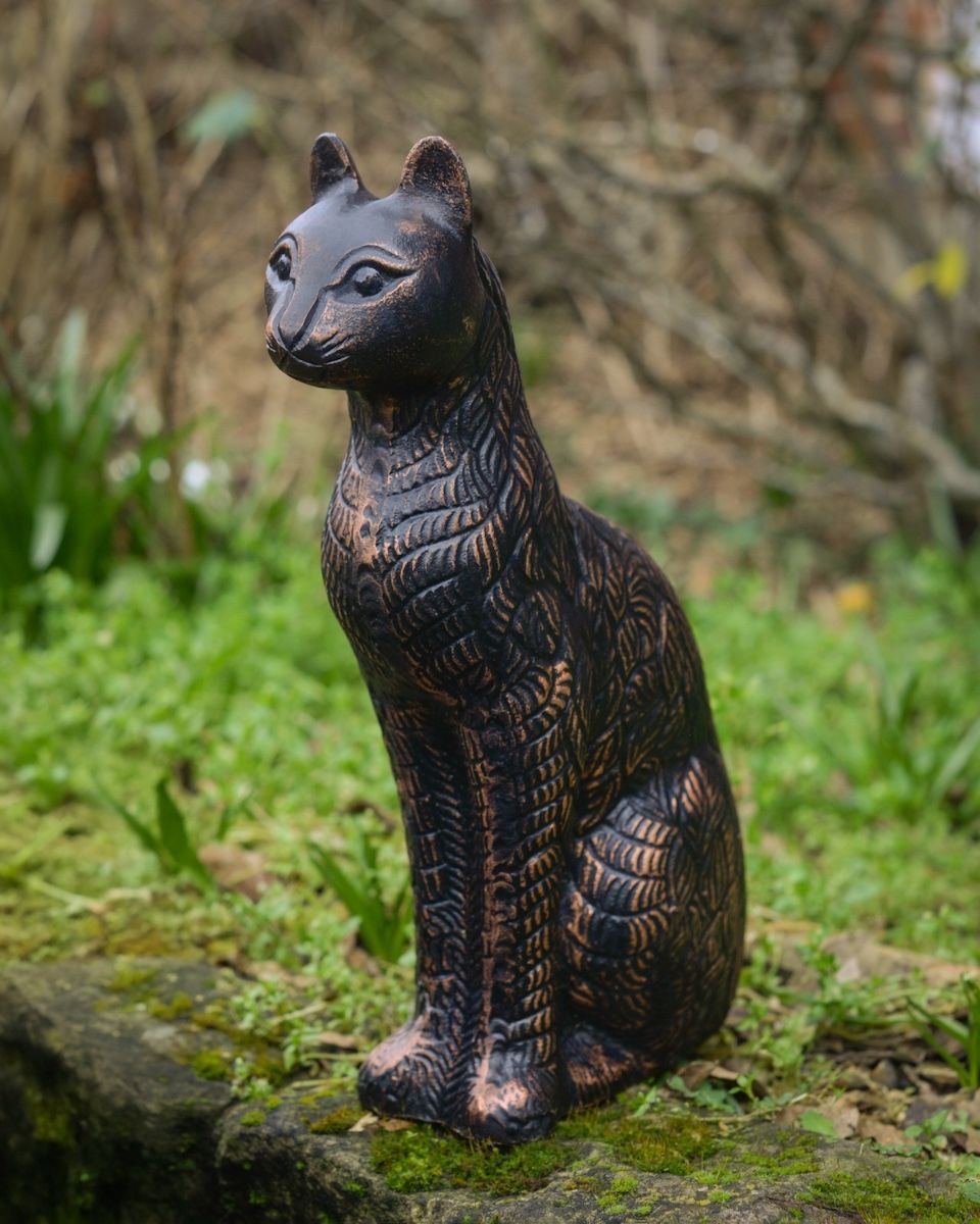 "Luna" the Sitting Cat Cast Aluminium Garden Sculpture facing left