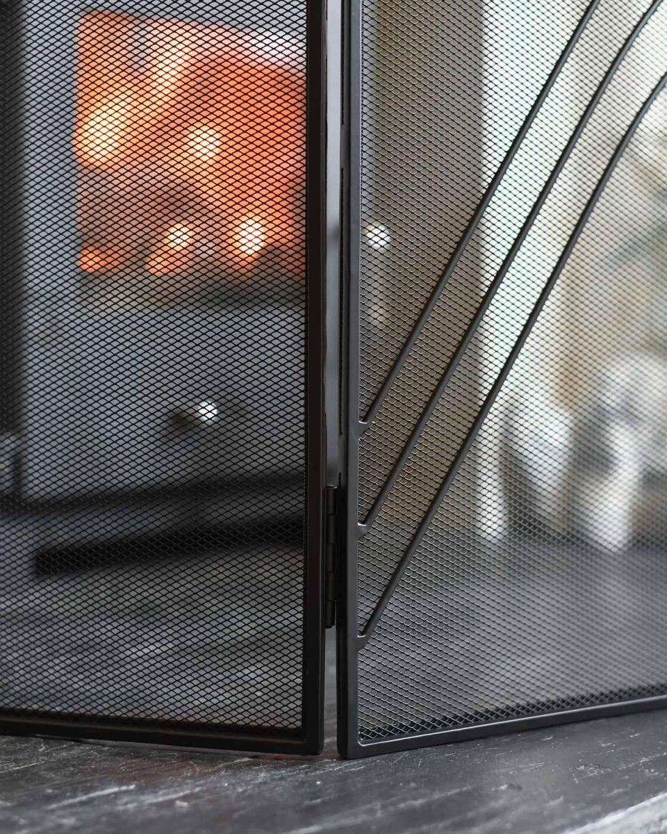 Close-Up of Integral Mesh for “Maynall Manor” Three Fold Arched Fire Guard Close-Up of Integral Mesh for “Maynall Manor” Three Fold Arched Fire Guard