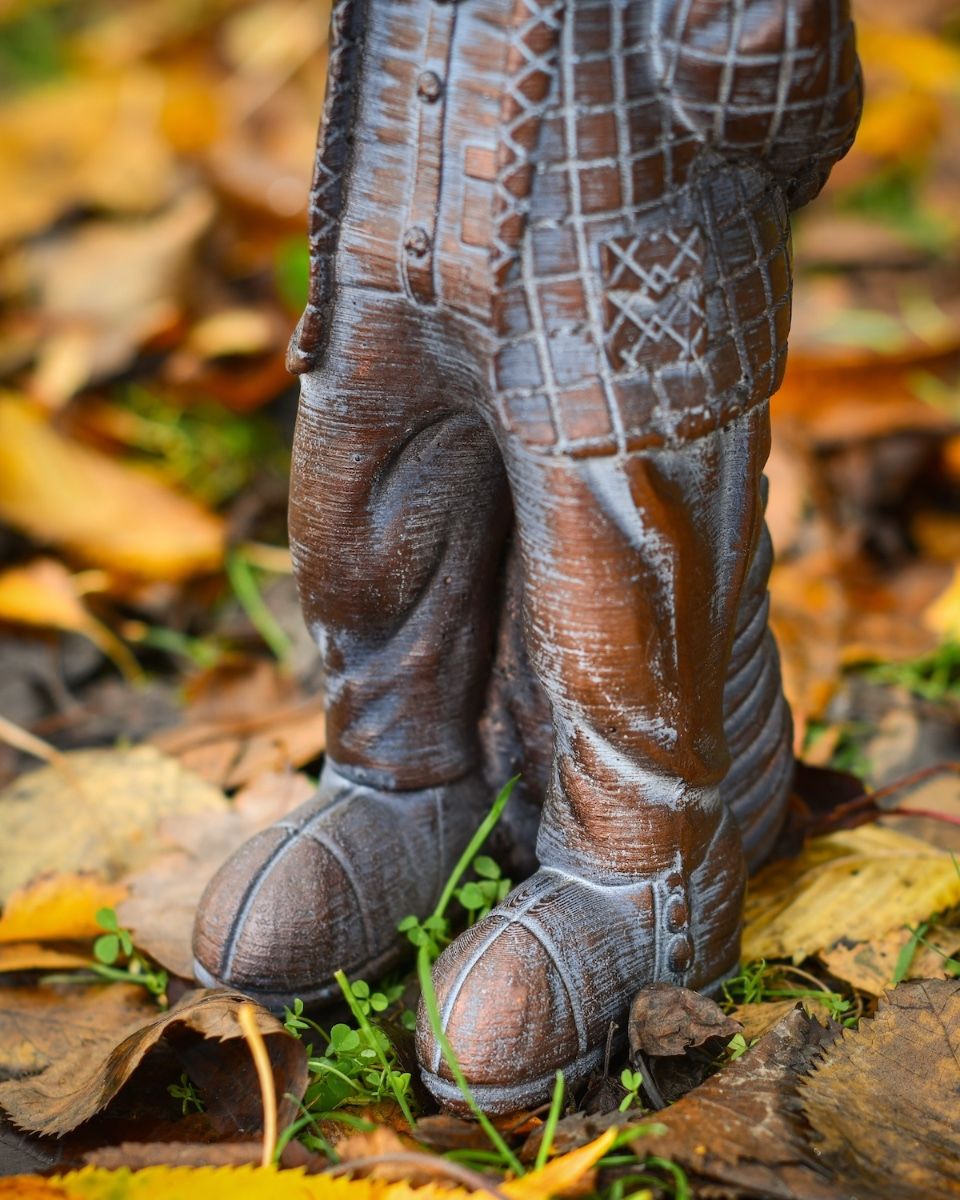 ‘The Hearthland Squire’ Resin Garden Sculpture - Small close up of base