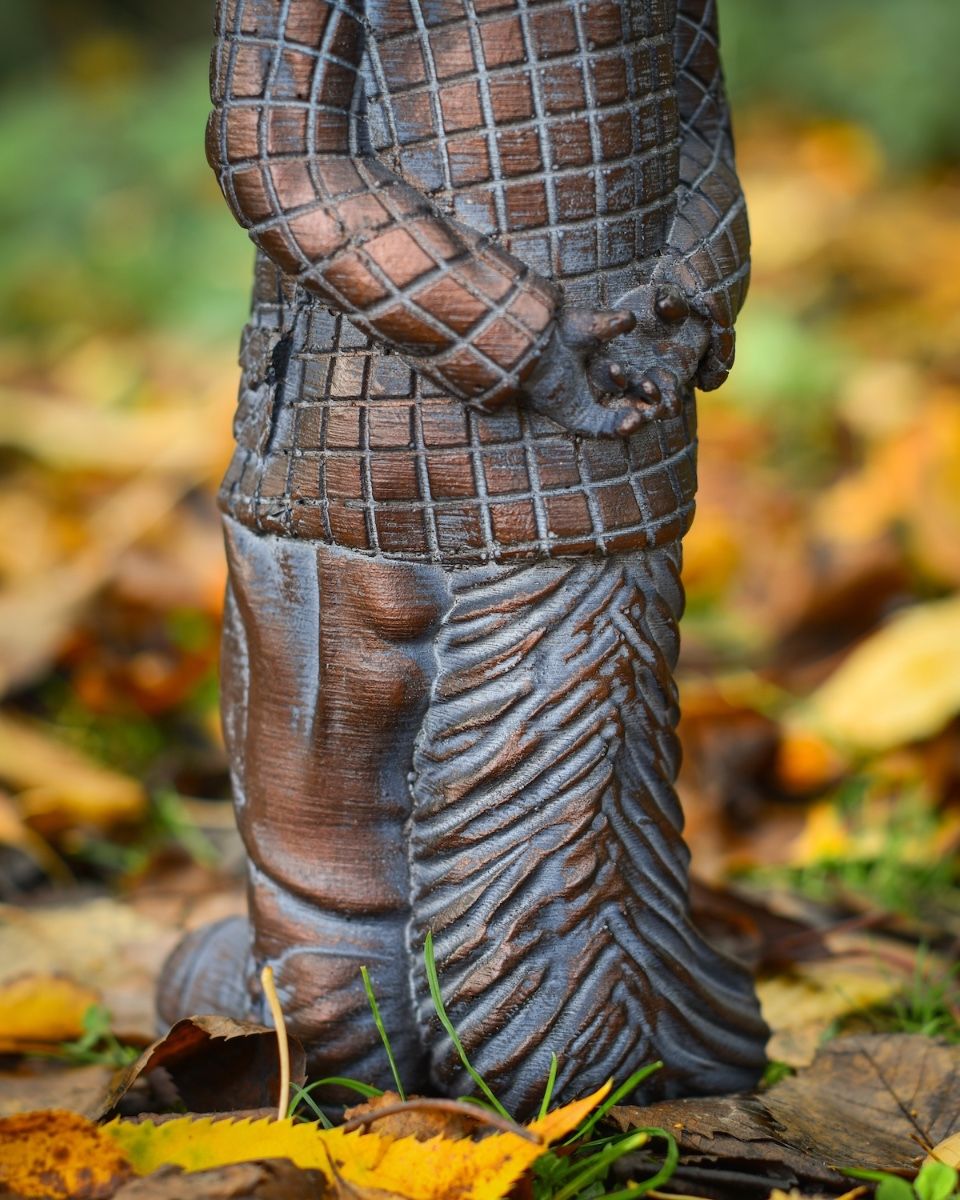 ‘The Hearthland Squire’ Resin Garden Sculpture - Small close up of tail