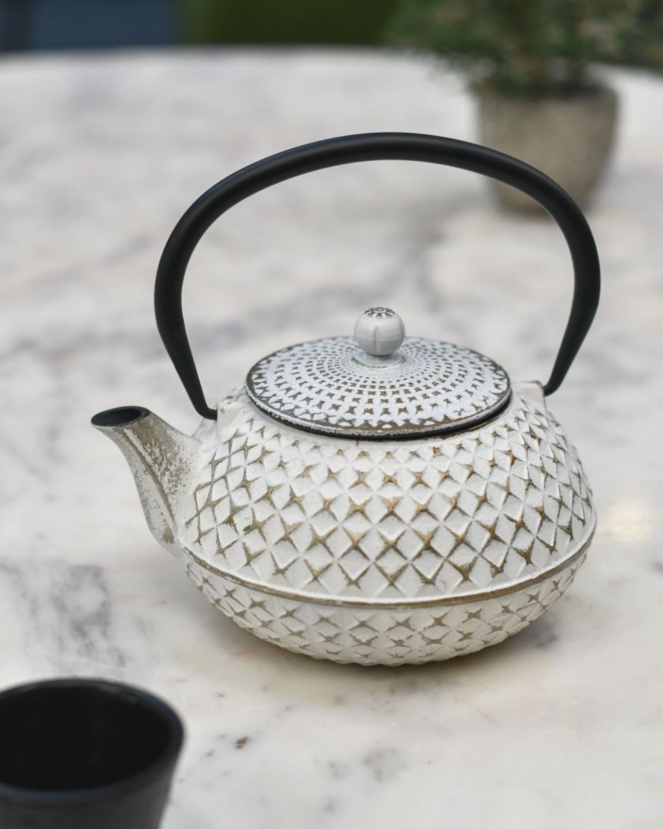"Agawa" White Finish Cast Iron Japanese Style Teapot "Agawa" White Finish Cast Iron Japanese Style Teapot