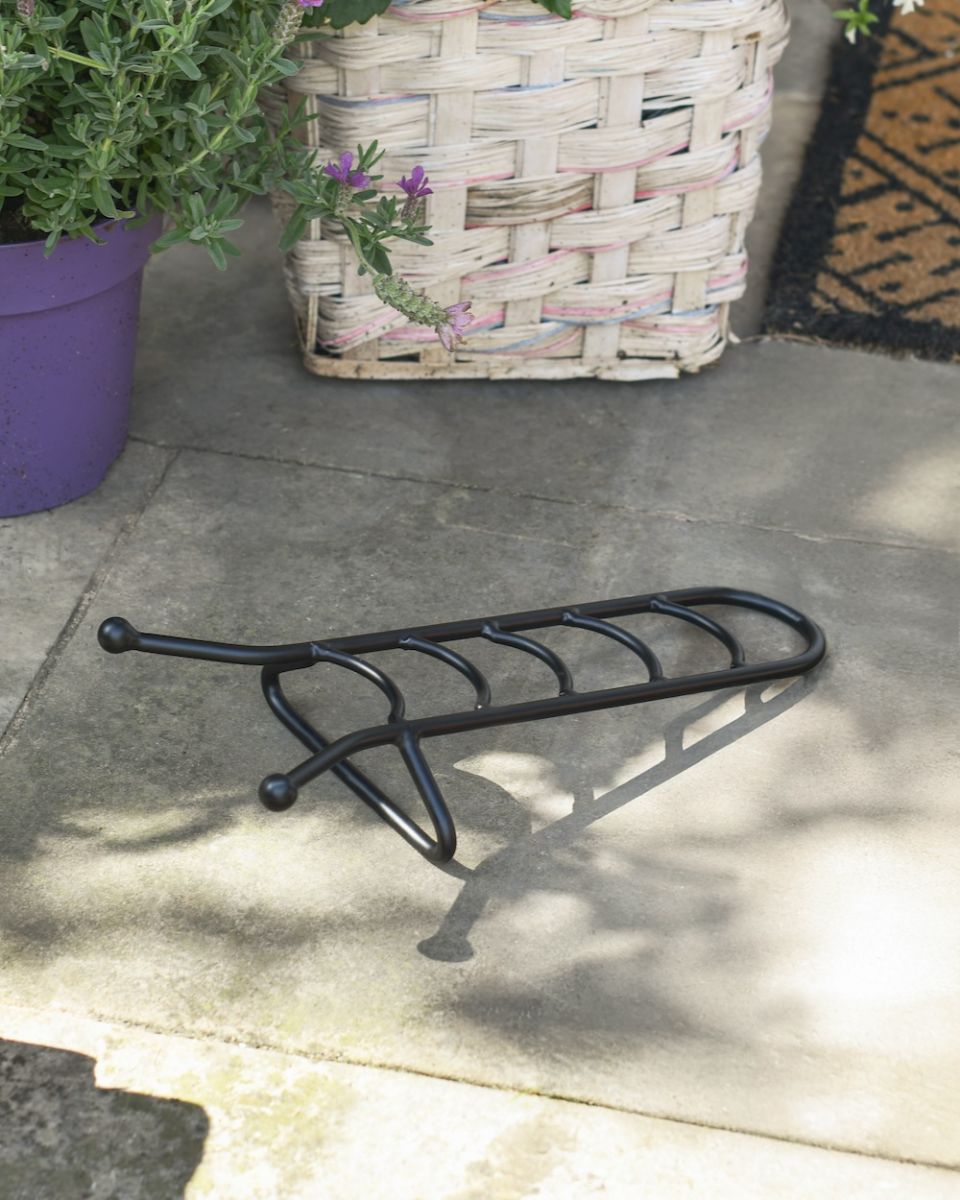 Angled view of back boot jack