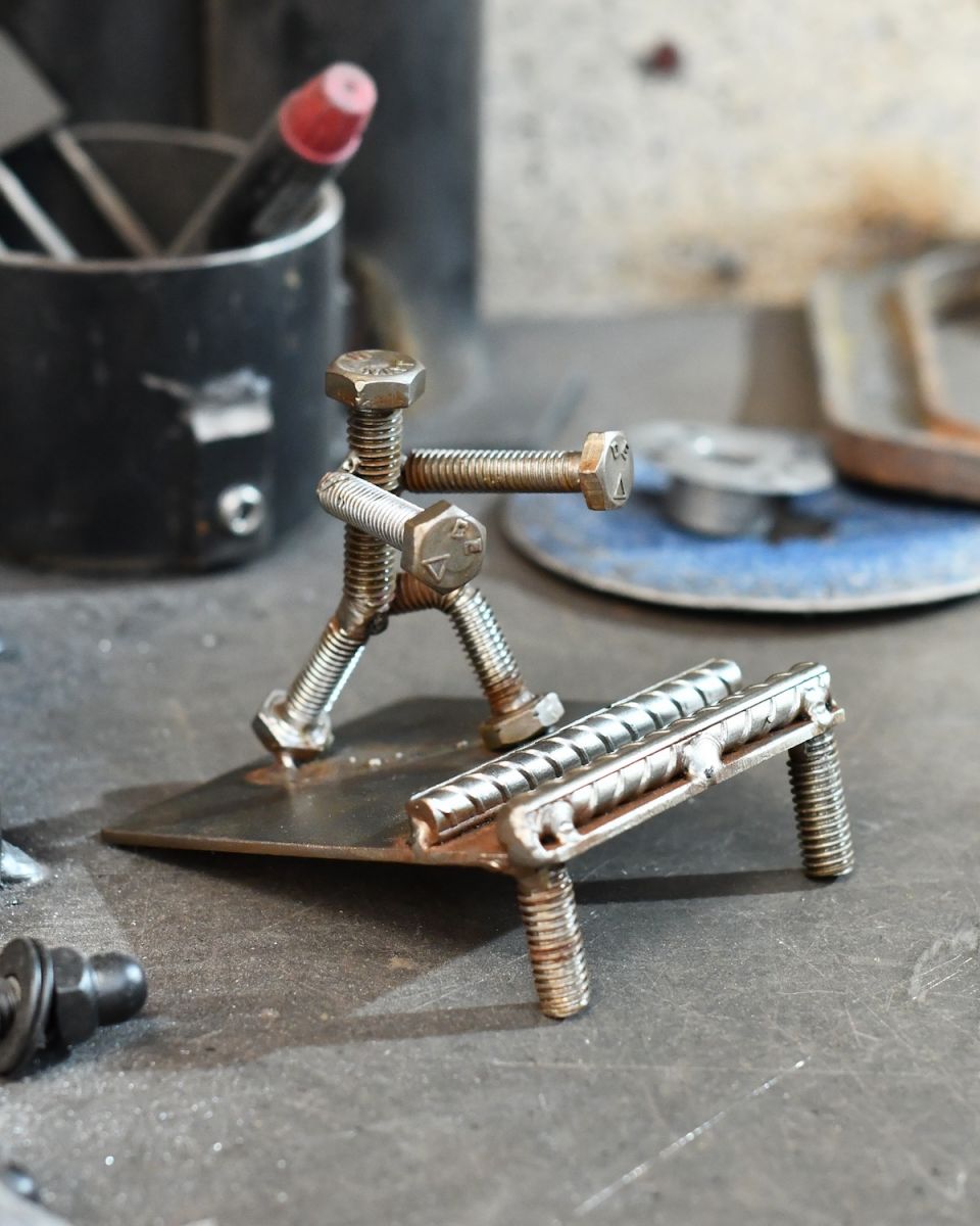 Angled view of recycled metal phone holder Angled view of recycled metal phone holder