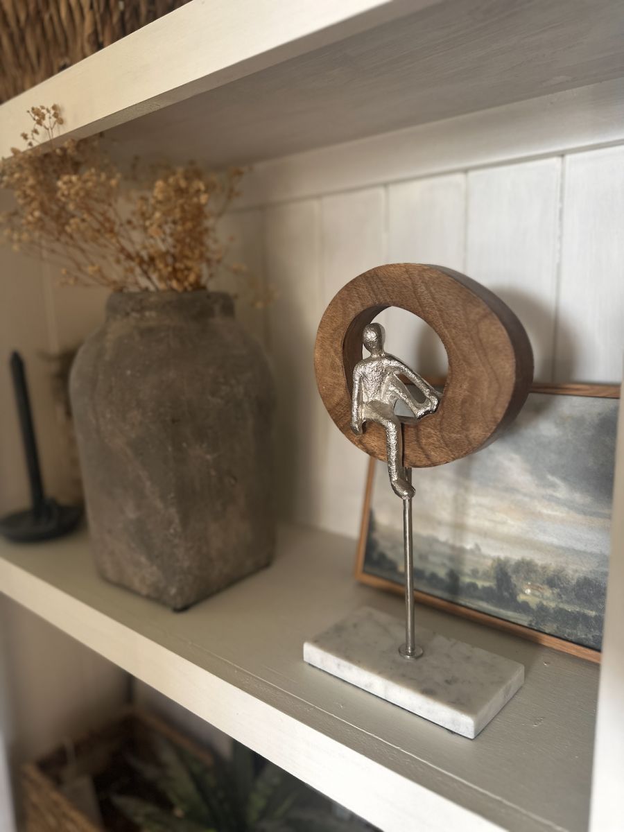 Angled view of interior ornament