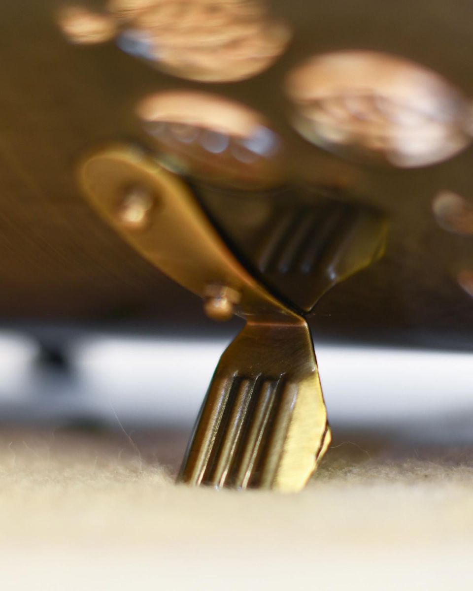 Close-Up of Integral Leg Supports