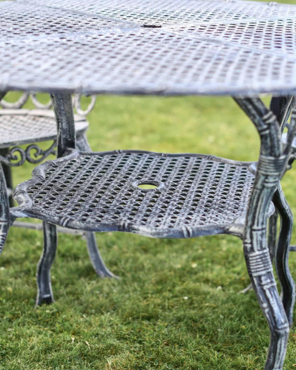 Close-Up of Integral Table Support Close-Up of Integral Table Support